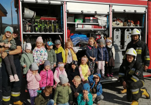Dzieci z grupy Biedronki podczas ewakuacji